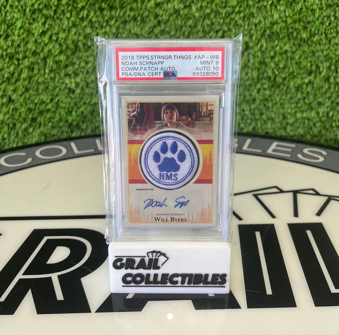 2018 Topps Stranger Things Commemorative Patch Autograph Noah Schnapp Comm.Patch Auto. PSA MINT 9